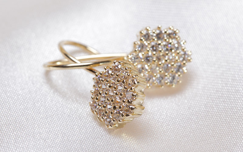 Lab made diamond earrigns in yellow gold
