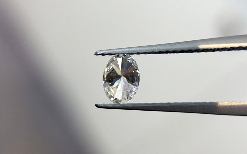 2 carat oval lab grown diamond backside